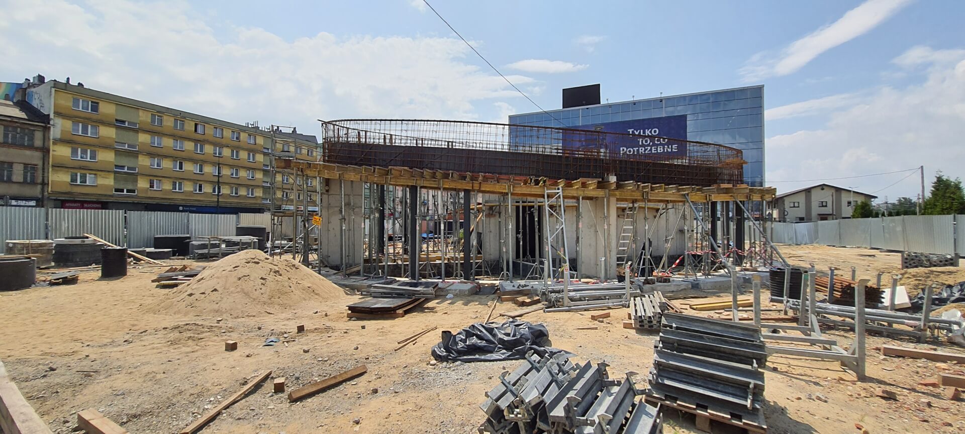 Do końca przebudowy placu przed dworcem kolejowym w Sosnowcu zostało kilka miesięcy