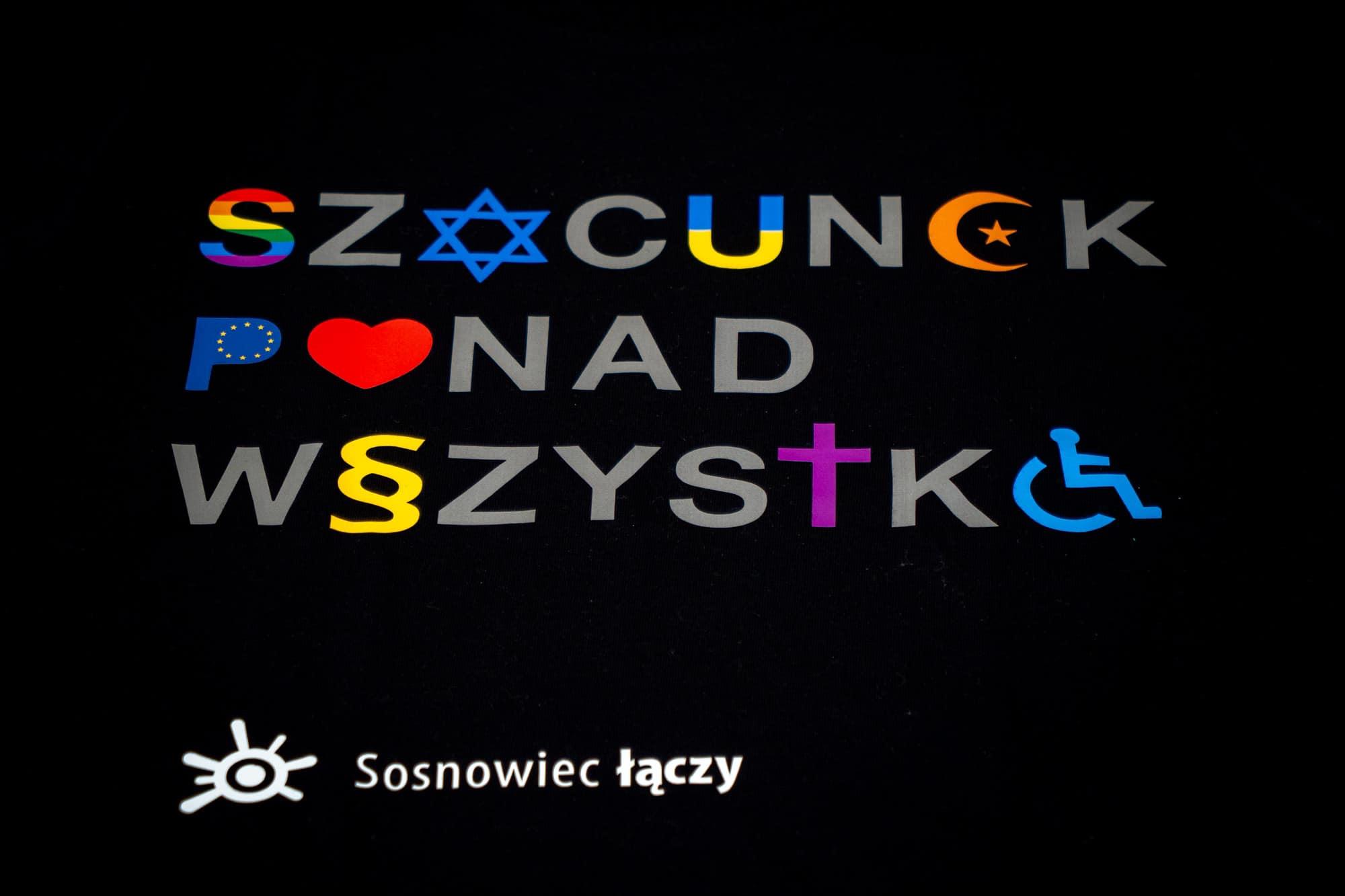 Koszulki z napisem „Szacunek ponad wszystko”