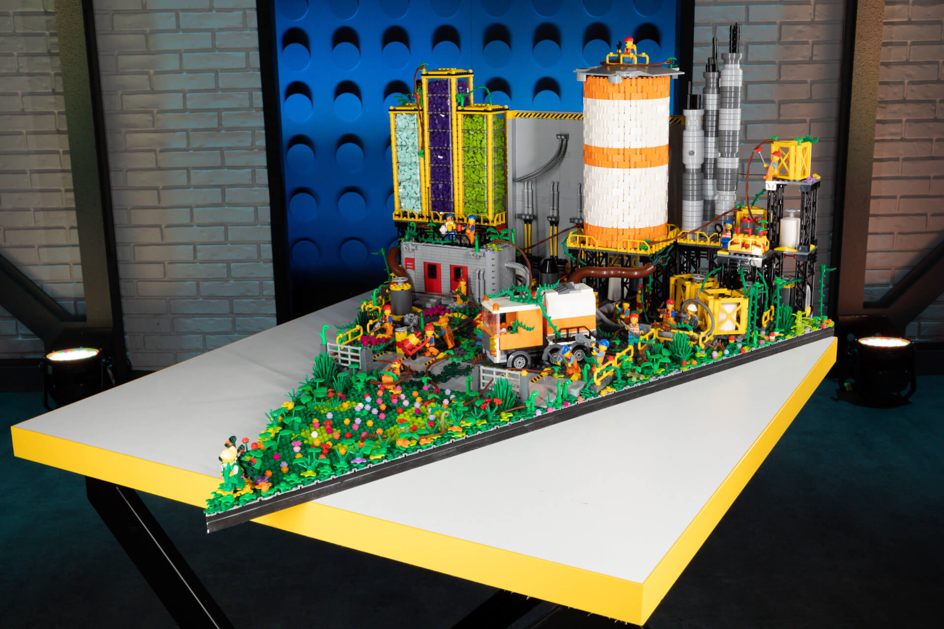 Fabryka porośnięta zielenią - dzieło Patryka Ziętary i Bartka Mazurkiewicza w programie Lego Masters