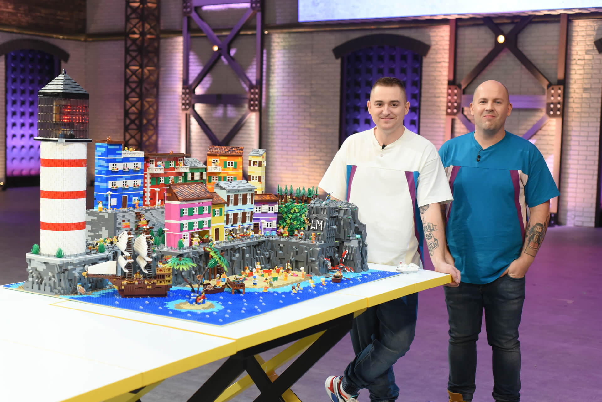 Patryk Ziętara i Bartek Mazurkiewicz na planie Lego Masters
