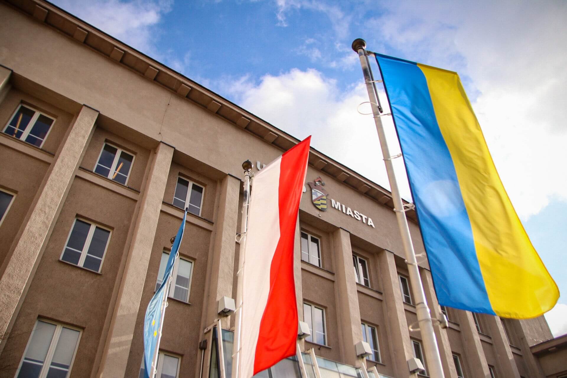 Flaga ukraińska przy urzędzie miasta w Sosnowcu