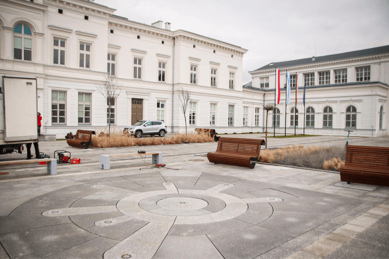 Nowe ławki przy dworcu kolejowym w Sosnowcu