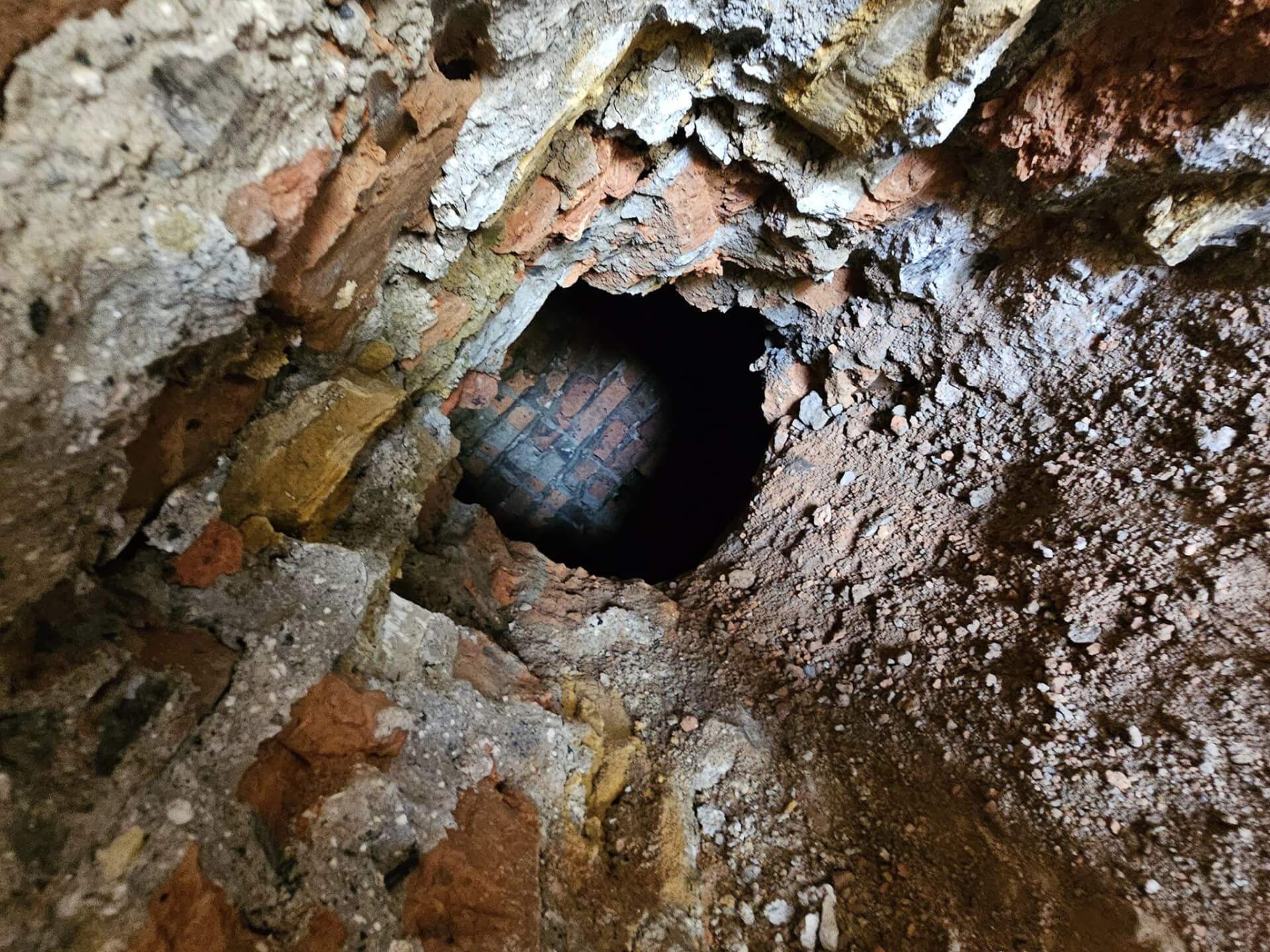 Przy Katowickiej w Czeladzi odkryto zamurowaną studnię