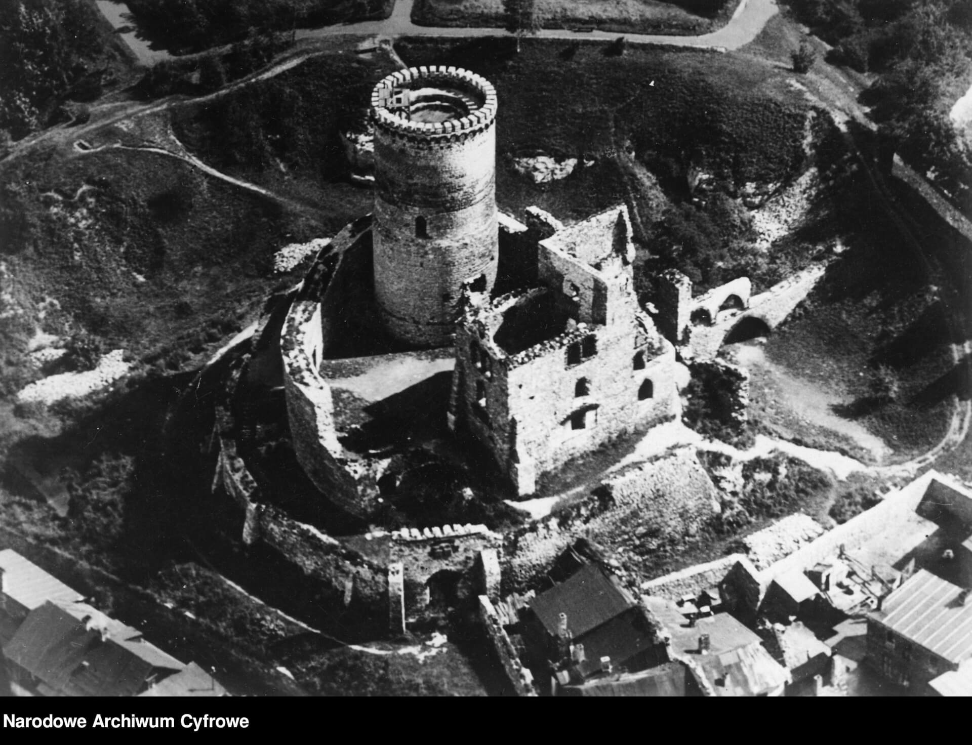 Ruiny zamku królewskiego na wzgórzu nad Czarną Przemszą w Będzinie