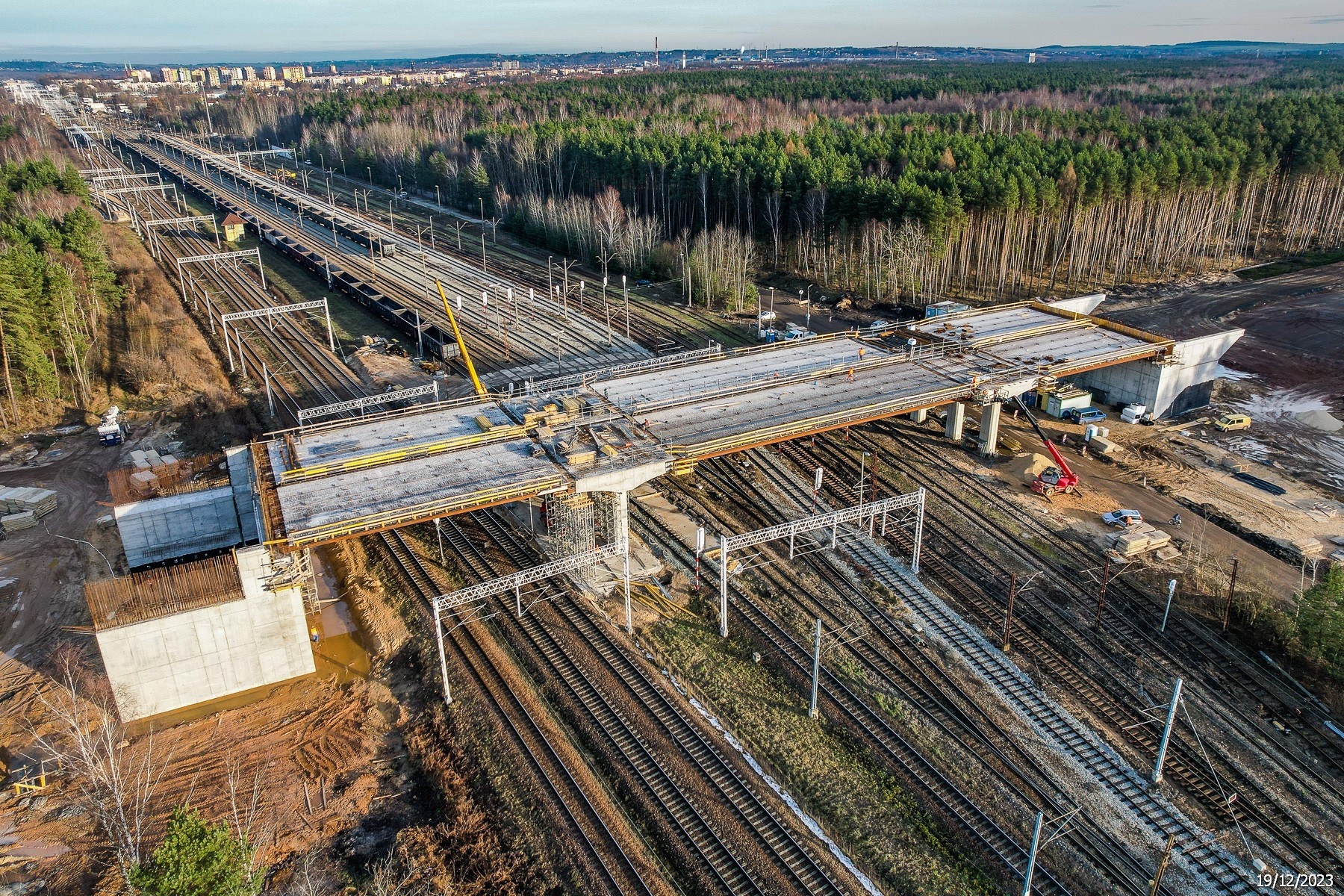 Wiadukt drogowy nad torami kolejowymi na odcinku Siewierz - Poręba - Zawiercie - Kromołów budowanej obwodnicy Poręby i Zawiercia w ciągu drogi krajowej nr 78