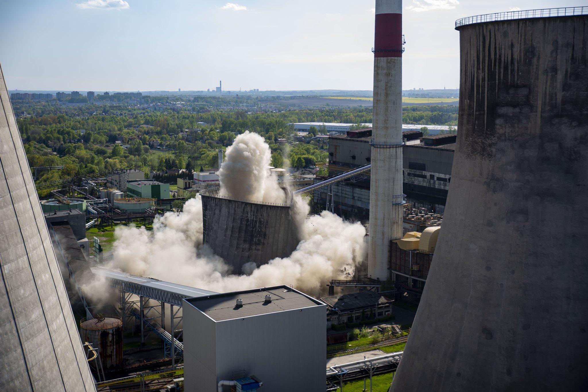 Wyburzanie chłodni w elektrowni Łagisza