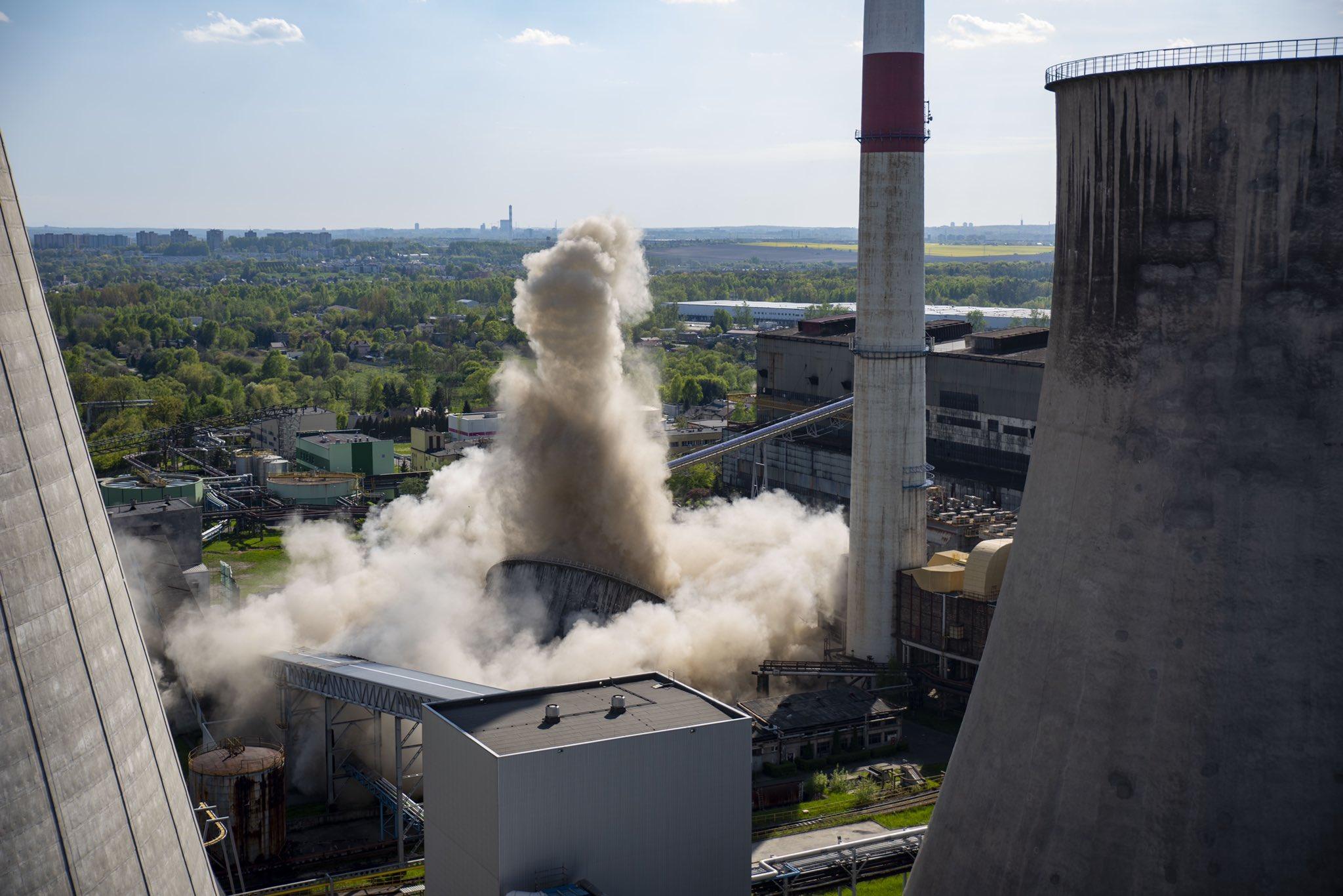 Wyburzanie chłodni w elektrowni Łagisza