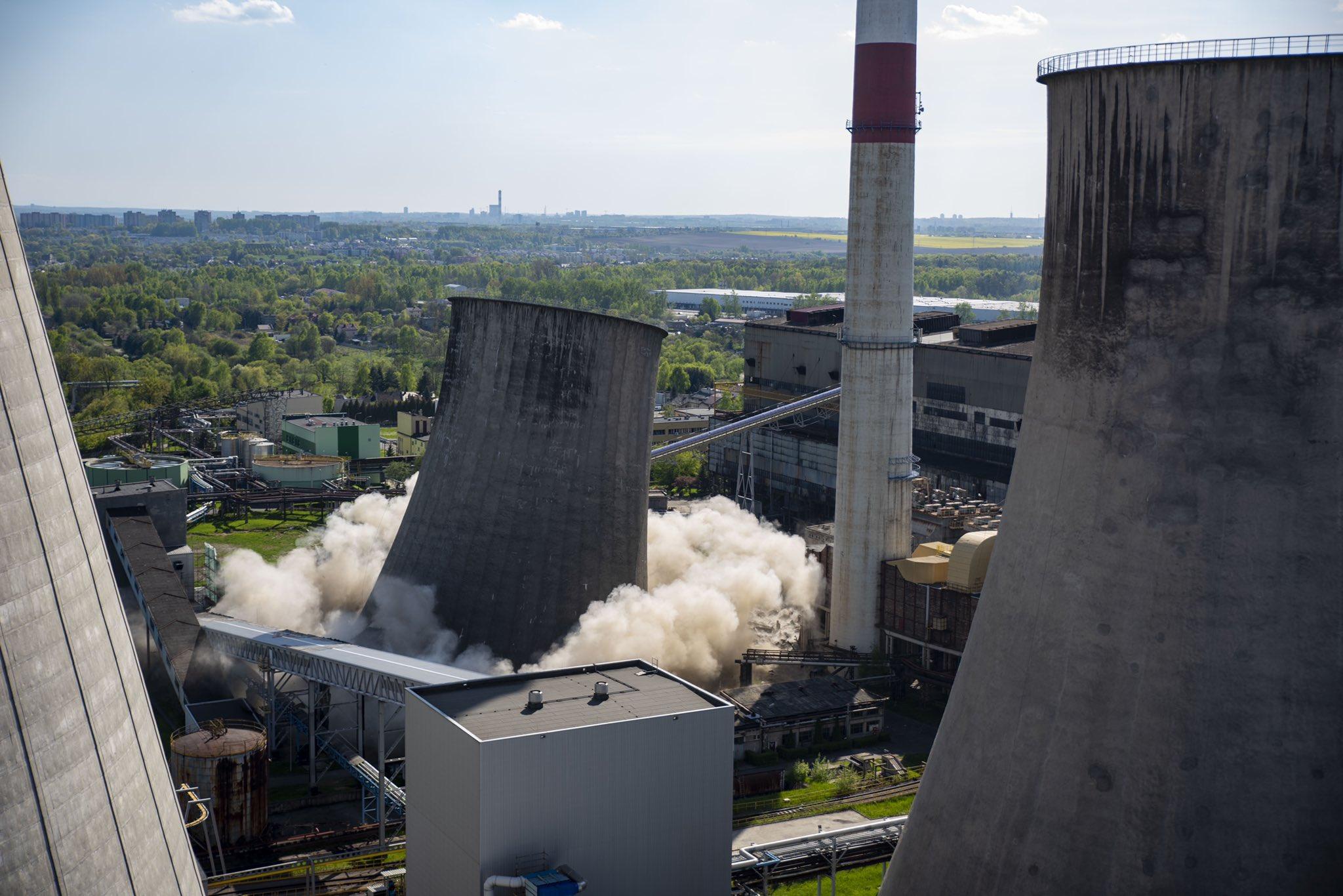 Wyburzanie chłodni w elektrowni Łagisza