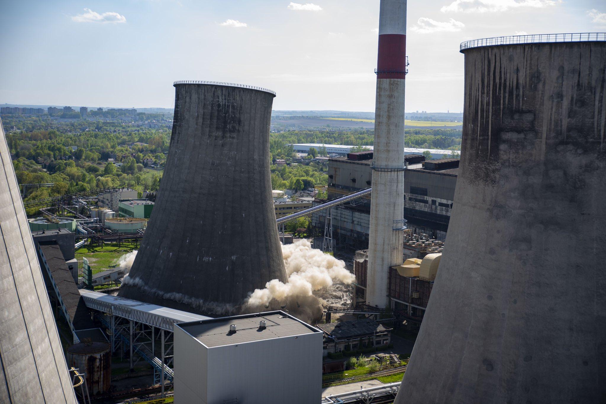 Wyburzanie chłodni w elektrowni Łagisza