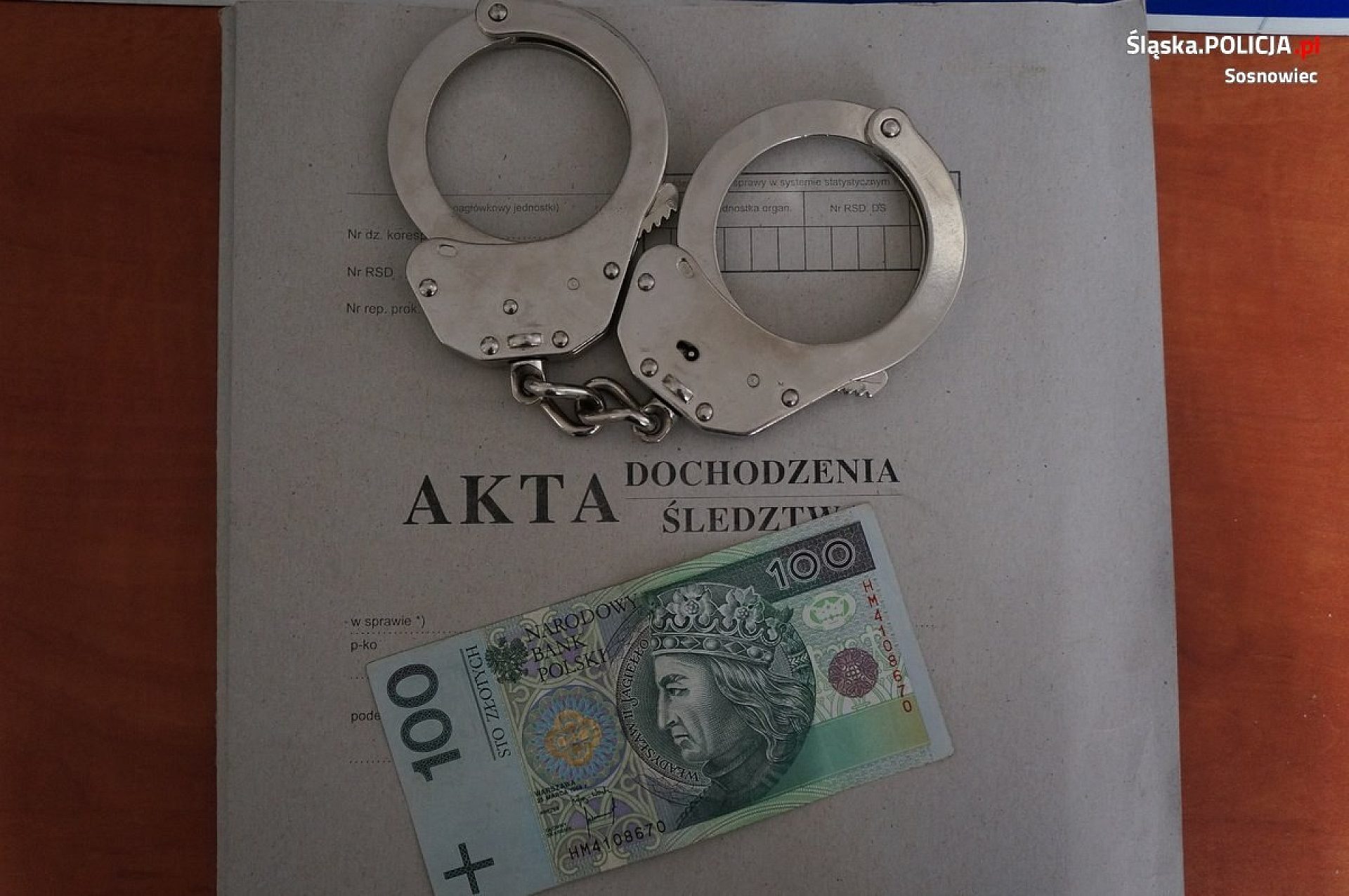 Zaproponował policjantom 1000 zł łapówki Zaproponował policjantom 1000 zł łapówki