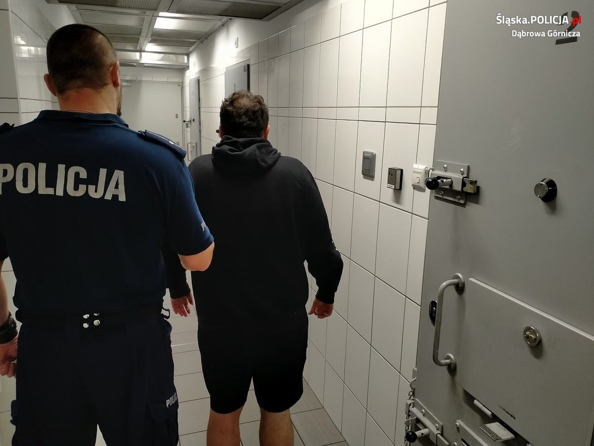 Policjant prowadzący zatrzymanego Policjant prowadzący zatrzymanego