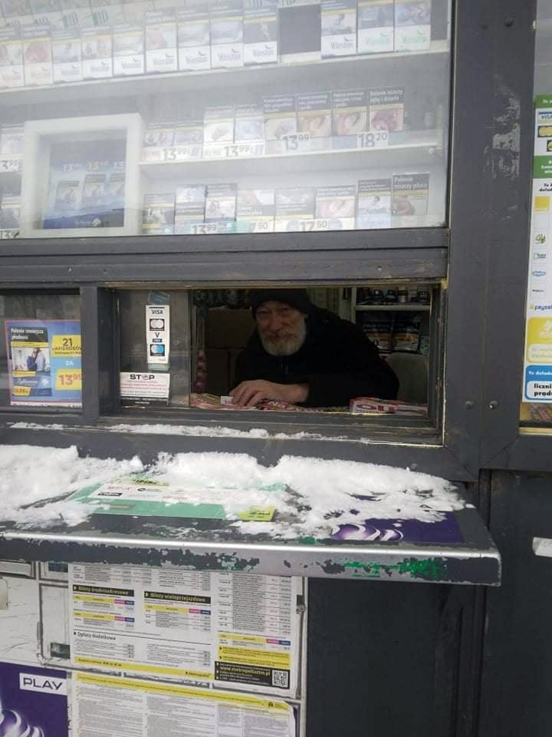 Pan Piotr prowadzi kiosk w Sosnowcu Zagórzu Pan Piotr prowadzi kiosk w Sosnowcu Zagórzu