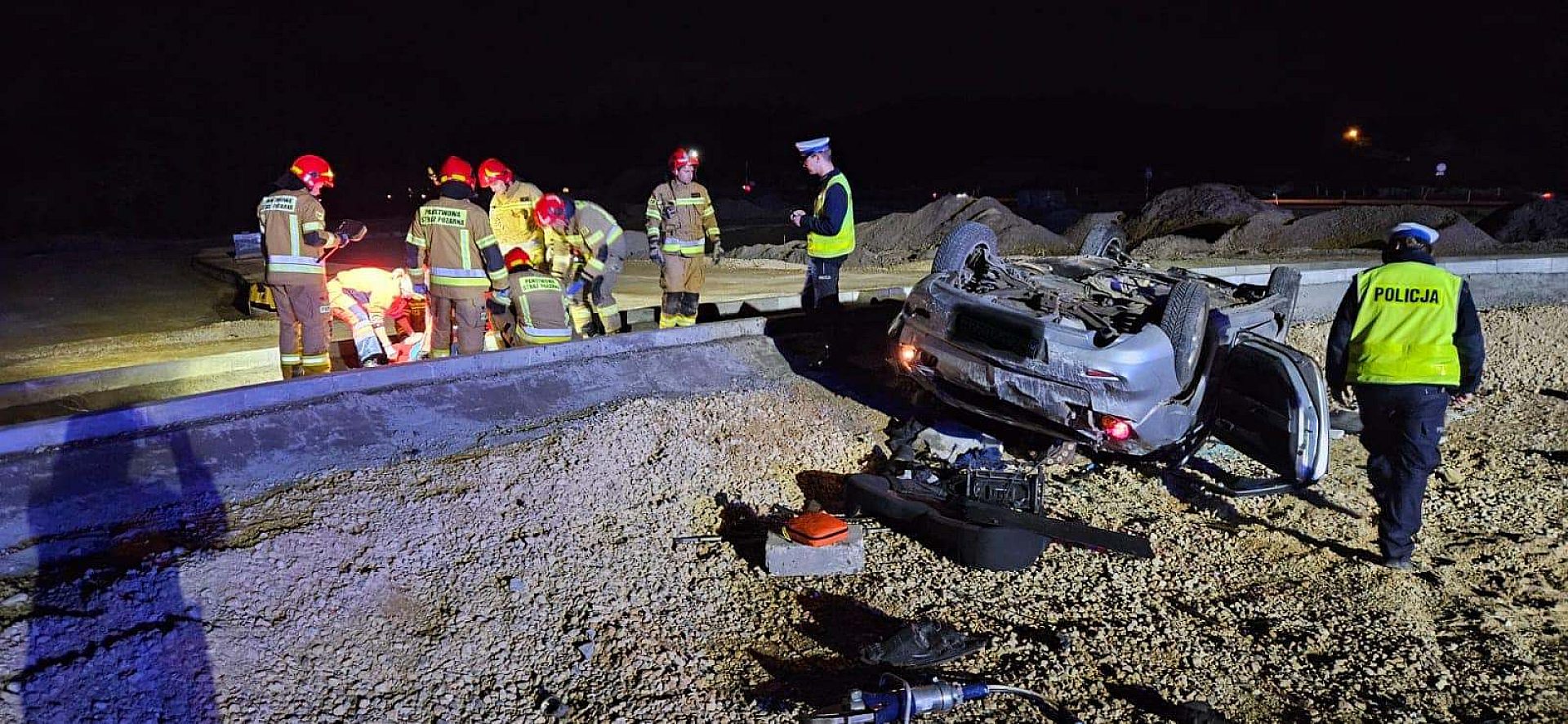 Niebezpieczny wypadek na nowym rondzie w Dąbrowie Górniczej. Kierowca pojazdem osobowym dachował!