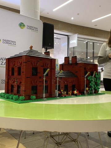 Bas Tajpan, finalista programu Lego Masters, buduje z klocków makietę dworca Bas Tajpan, finalista programu Lego Masters, buduje z klocków makietę dworca