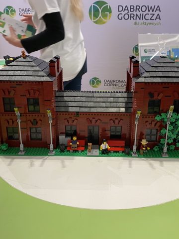 Bas Tajpan, finalista programu Lego Masters, buduje z klocków makietę dworca Bas Tajpan, finalista programu Lego Masters, buduje z klocków makietę dworca