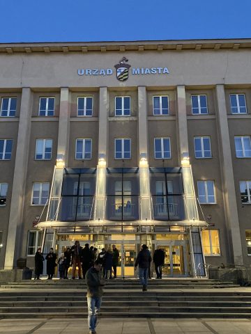 Przed Urzędem Miejskim pojawiła się flaga Ukrainy Przed Urzędem Miejskim pojawiła się flaga Ukrainy