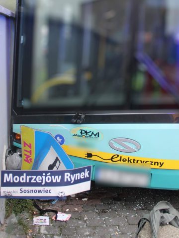 Sosnowiec autobus przy przystanku na ulicy Orląt Lwowskich wjechał na chodnik Sosnowiec autobus przy przystanku na ulicy Orląt Lwowskich wjechał na chodnik