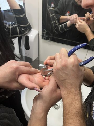 Strażacy zdjęli obrączkę z palca Strażacy zdjęli obrączkę z palca