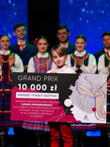 Zdobywca Grand Prix w tle zespół Kortowo z Olsztyna Zdobywca Grand Prix w tle zespół Kortowo z Olsztyna