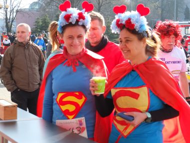 Na starcie Biegu Walentynkowego nie zabrakło strojów Supermana Na starcie Biegu Walentynkowego nie zabrakło strojów Supermana