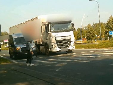 Dwaj kierowcy ciężarówek nie zatrzymali się przed przejściem Przejście dla pieszych