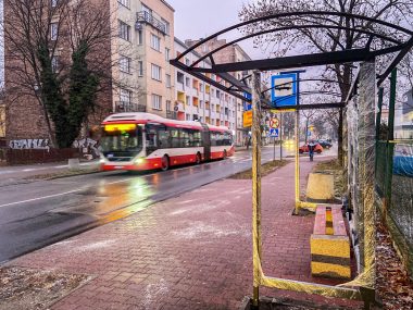 W gminach województwa śląskiego trwa montaż wiat przystankowych W gminach województwa śląskiego trwa montaż wiat przystankowych