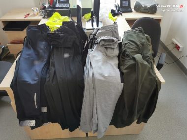 Policjanci zarekwirowali 1400 sztuk odzieży Policjanci zarekwirowali 1400 sztuk odzieży