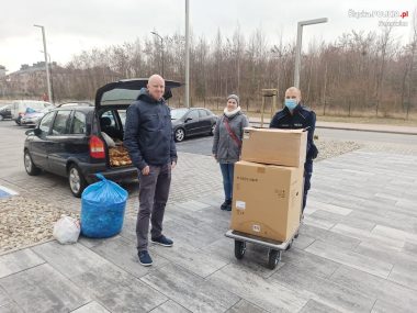 Przekazanie nakrętek mamie chorej dziewczynki Przekazanie nakrętek mamie chorej dziewczynki