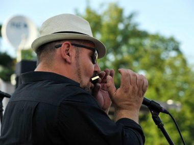 Pan Harmonijka na występie plenerowym Pan Harmonijka na występie plenerowym