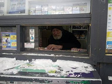 Pan Piotr prowadzi kiosk w Sosnowcu Zagórzu Pan Piotr prowadzi kiosk w Sosnowcu Zagórzu