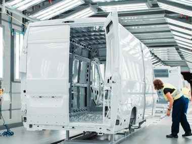 Stypendia, nagrody, gwarancja pracy. Tak biznes kusi młodych Fabryka Stellantis Gliwice