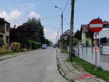 Szkolna i Kondratowicza stały się ulicami jednokierunkowymi w Dąbrowie Górniczej Szkolna i Kondratowicza stały się ulicami jednokierunkowymi w Dąbrowie Górniczej