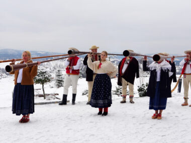 Beskidy otwierają sezon narciarski 2024/2025 Beskidy. Trombity