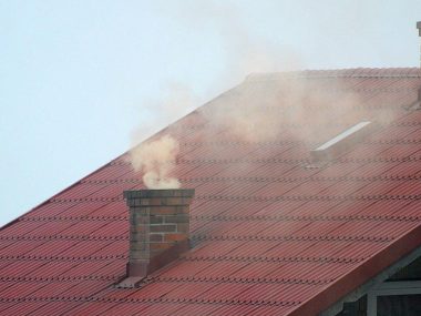 Od tygodnia obowiązuje uchwała antysmogowa. Za palenie w starym piecu grozi mandat. 500 zł… dziennie Od tygodnia obowiązuje uchwała antysmogowa. Za palenie w starym piecu grozi mandat. 500 zł… dziennie