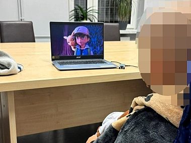 Pijana kobieta leżała na trawniku, obok stał przerażony syn Sylwester chorzow pijana matka 03