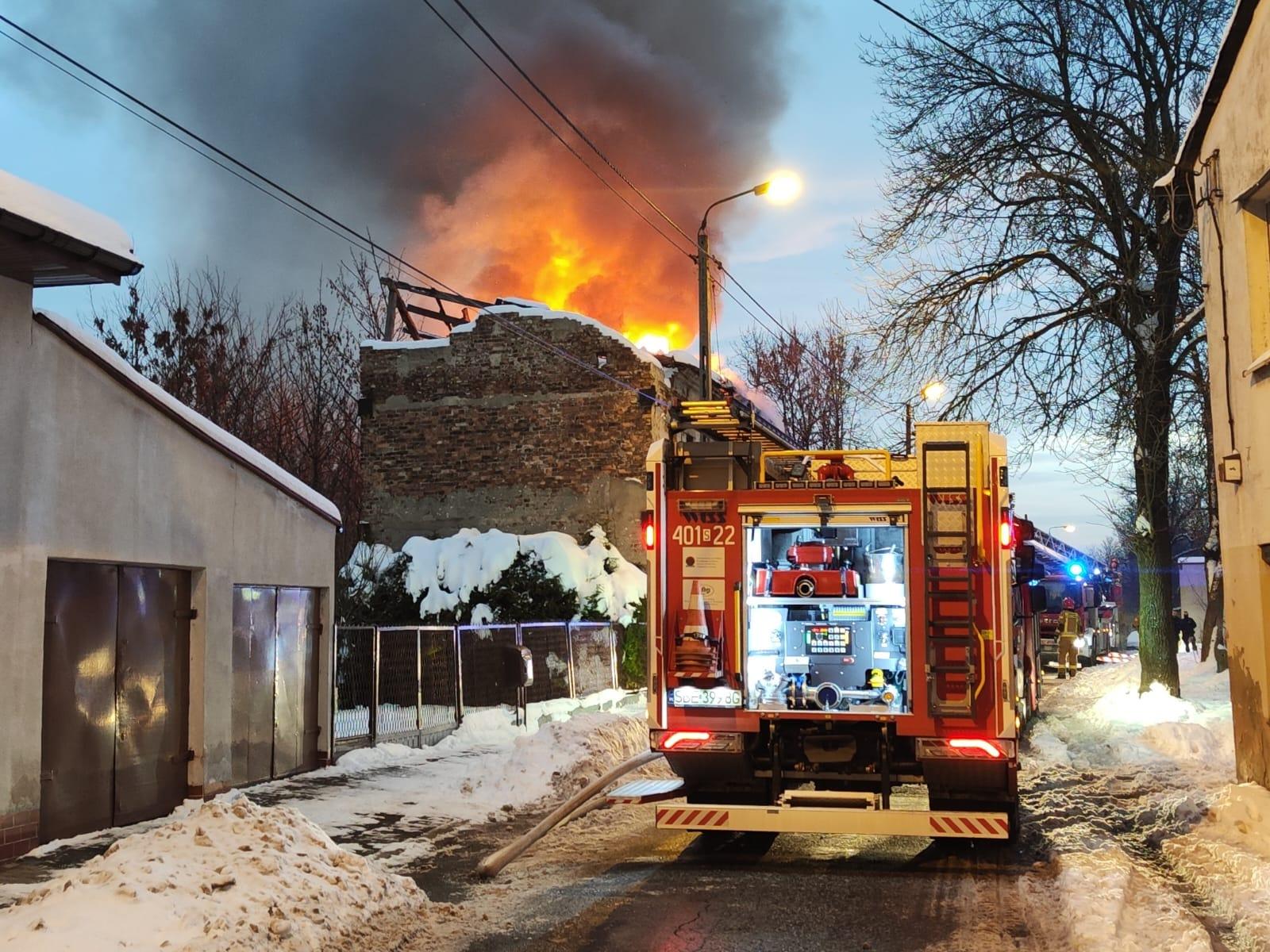 W zgliszczach strażacy znaleźli zwłoki