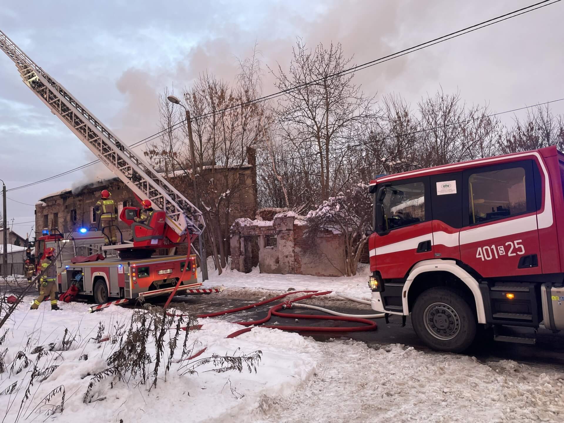 Strażacy przeszukują zgliszcza budynku