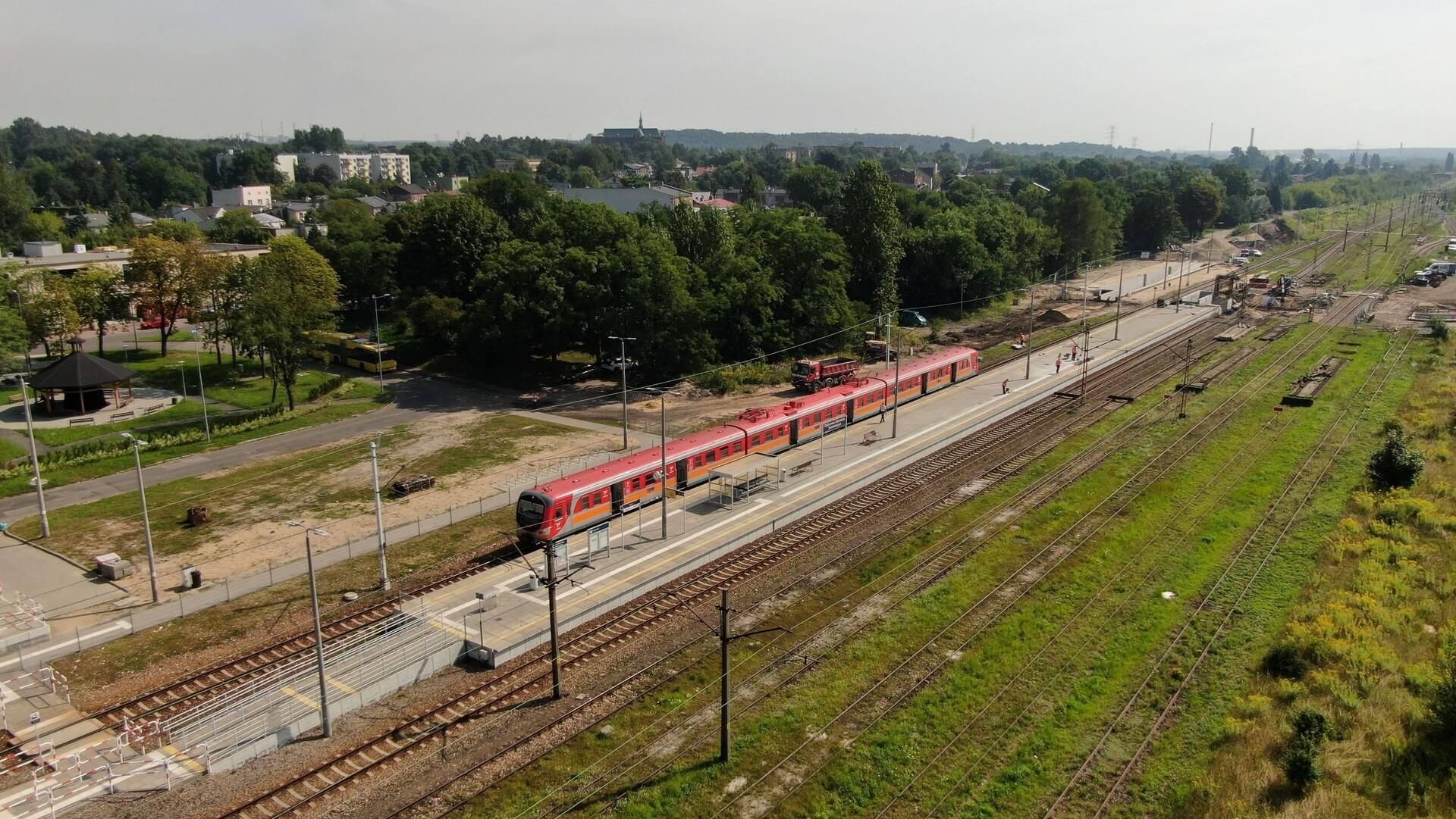 Stacja Dabrowa Górnicza Strzemieszyce pociąg przy peronie