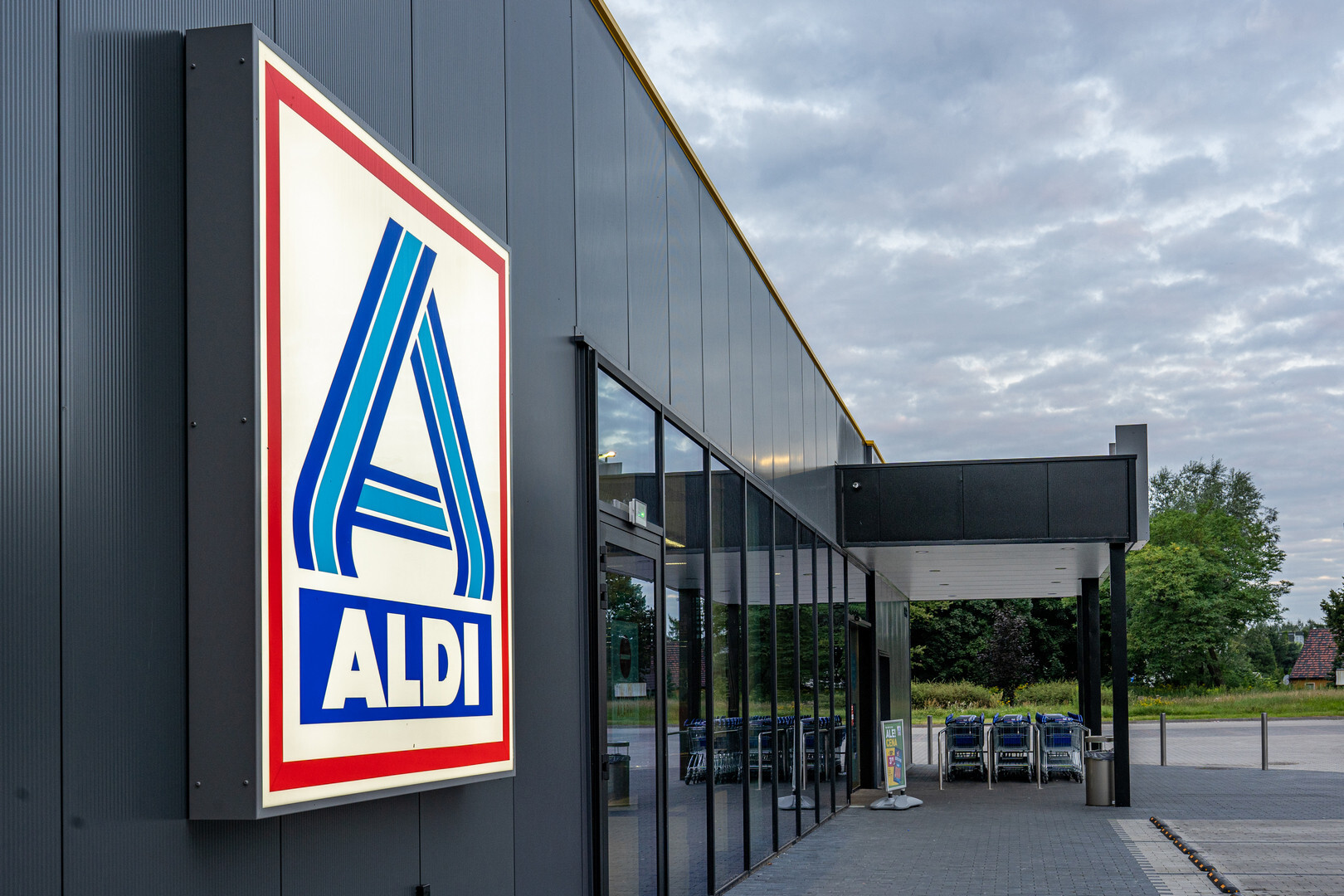 Dąbrowa Górnicza „na Śląsku”? Według «Aldi» tak. Jutro sieć otwiera trzeci sklep w mieście. Przewidziano degustacje i promocyjne ceny – sprawdzamy, czy faktycznie takie dobre