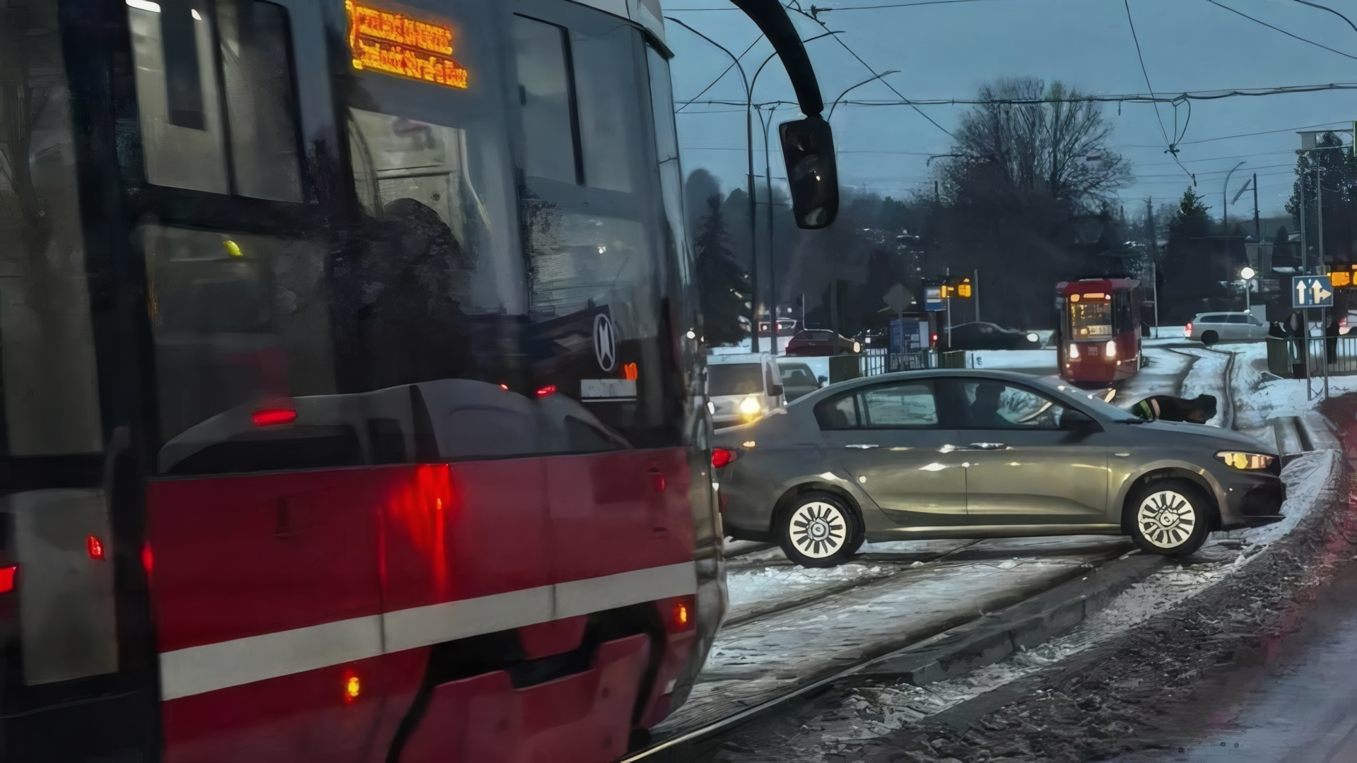 Będzin. Kierowca Fiata zawisł na torach i zatrzymał tramwaje. Nie mógł się pogodzić z likwidacją lewoskrętu (dla bezpieczeństwa)? ZDJĘCIA