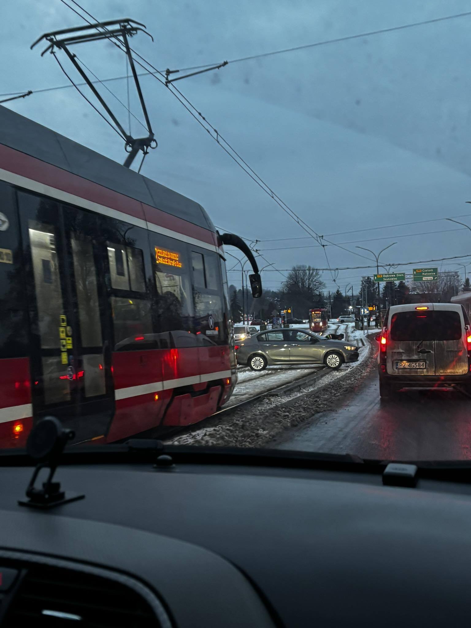 Będzin. Zlikwidowany przejazd drogowo-tramwajowy na alei Hugona Kołłątaja na skrzyżowaniu z ulicą 11 Listopada. Fiat Tipo na torach. 14 stycznia 2026.
