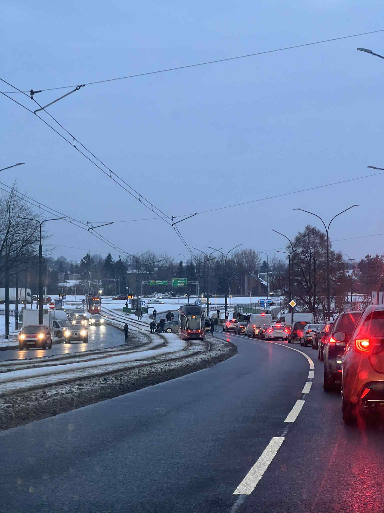 Będzin. Zlikwidowany przejazd drogowo-tramwajowy na alei Hugona Kołłątaja na skrzyżowaniu z ulicą 11 Listopada. Fiat Tipo na torach. 14 stycznia 2026.