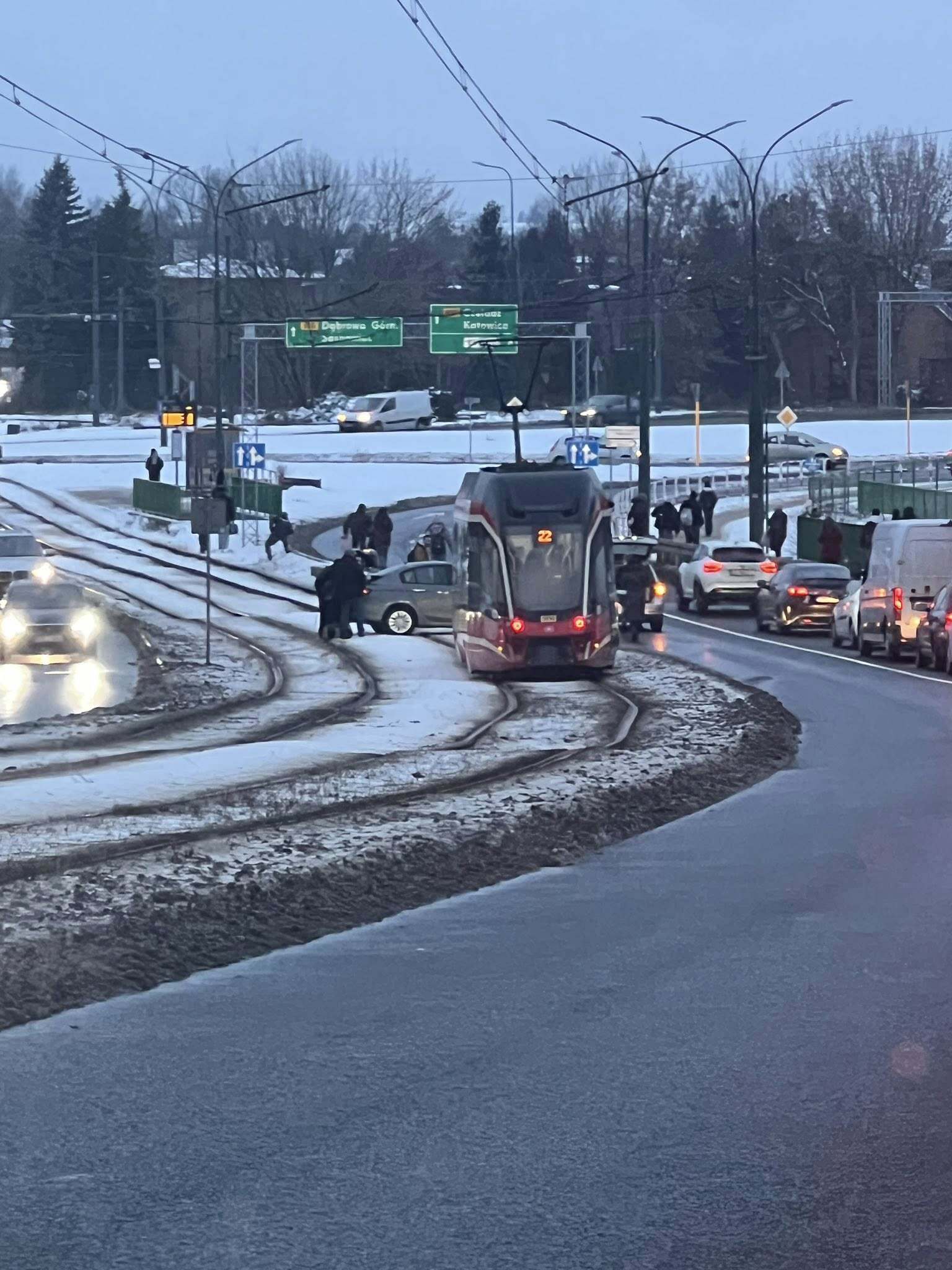 Będzin. Zlikwidowany przejazd drogowo-tramwajowy na alei Hugona Kołłątaja na skrzyżowaniu z ulicą 11 Listopada. Fiat Tipo na torach. 14 stycznia 2026.