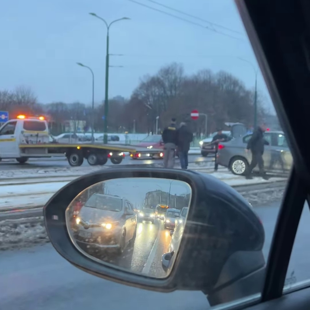 Będzin. Zlikwidowany przejazd drogowo-tramwajowy na alei Hugona Kołłątaja na skrzyżowaniu z ulicą 11 Listopada. Fiat Tipo na torach. 14 stycznia 2026.