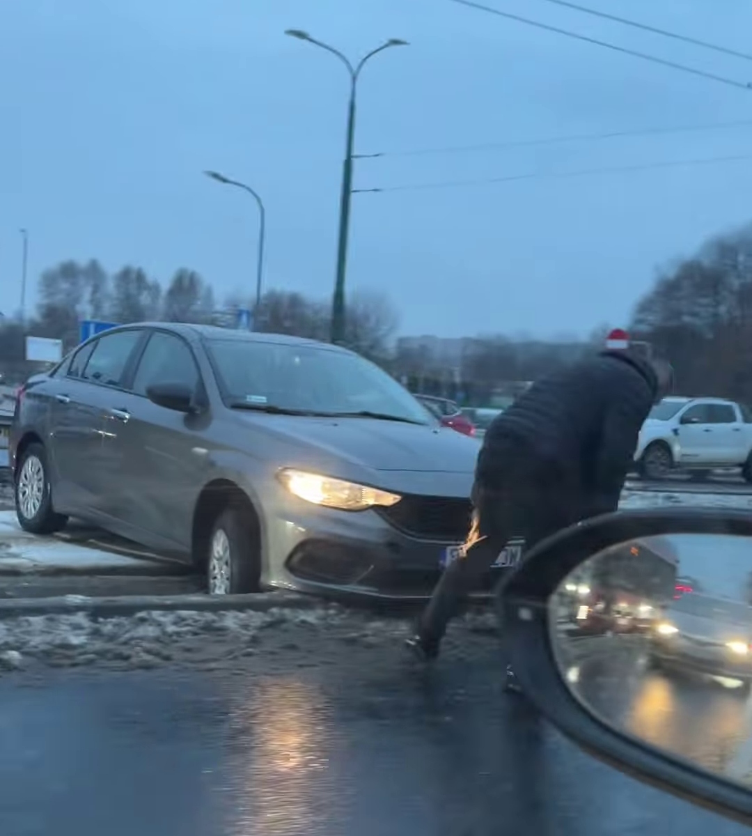 Będzin. Zlikwidowany przejazd drogowo-tramwajowy na alei Hugona Kołłątaja na skrzyżowaniu z ulicą 11 Listopada. Fiat Tipo na torach. 14 stycznia 2026.