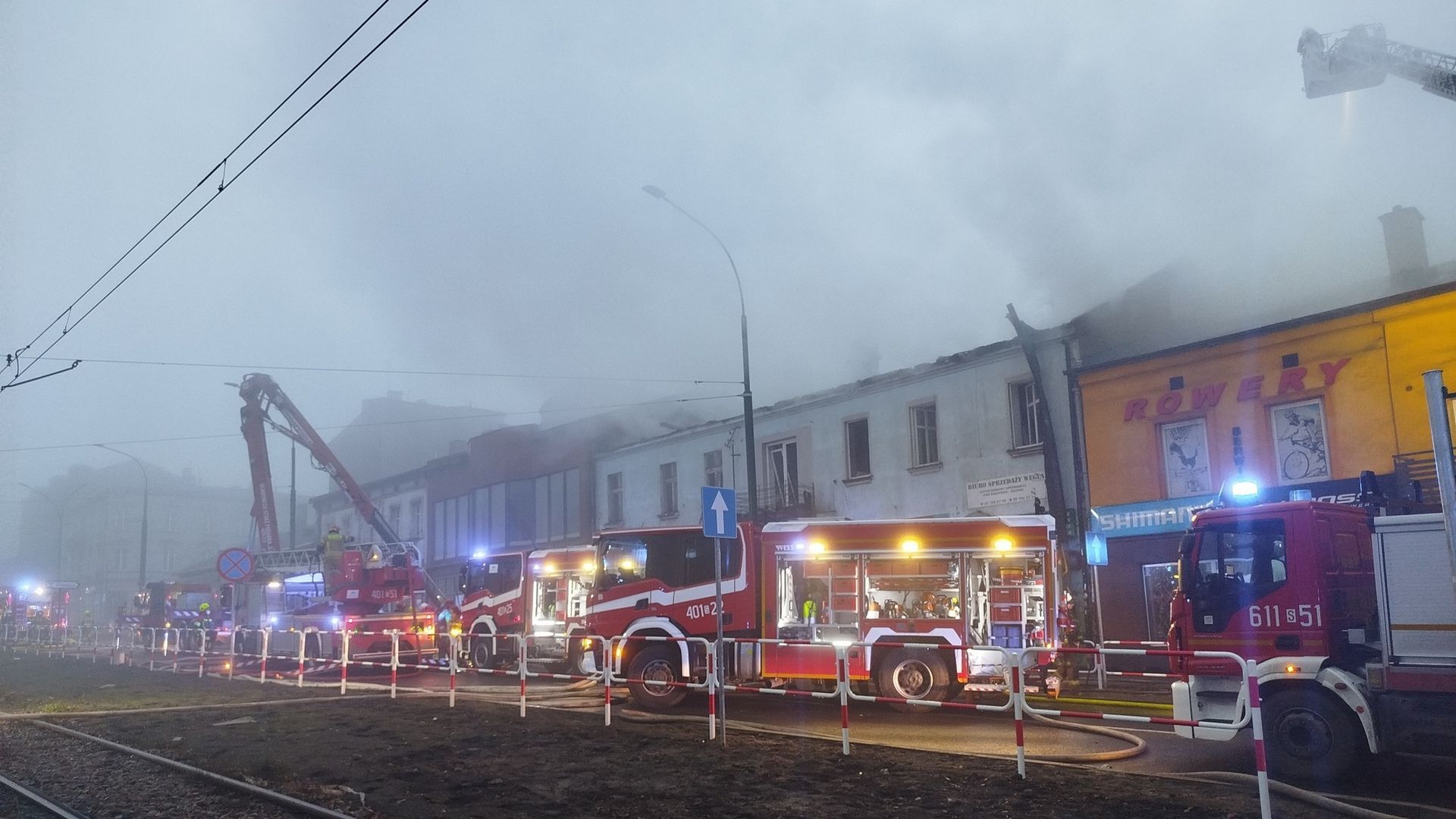 Będzin. Cztery firmy straciły lokale w pożarze kamienicy, w tym cukiernia tuż przed świętami. Dach i mieszkania spłonęły, towar i wyposażenie zniszczone podczas gaszenia