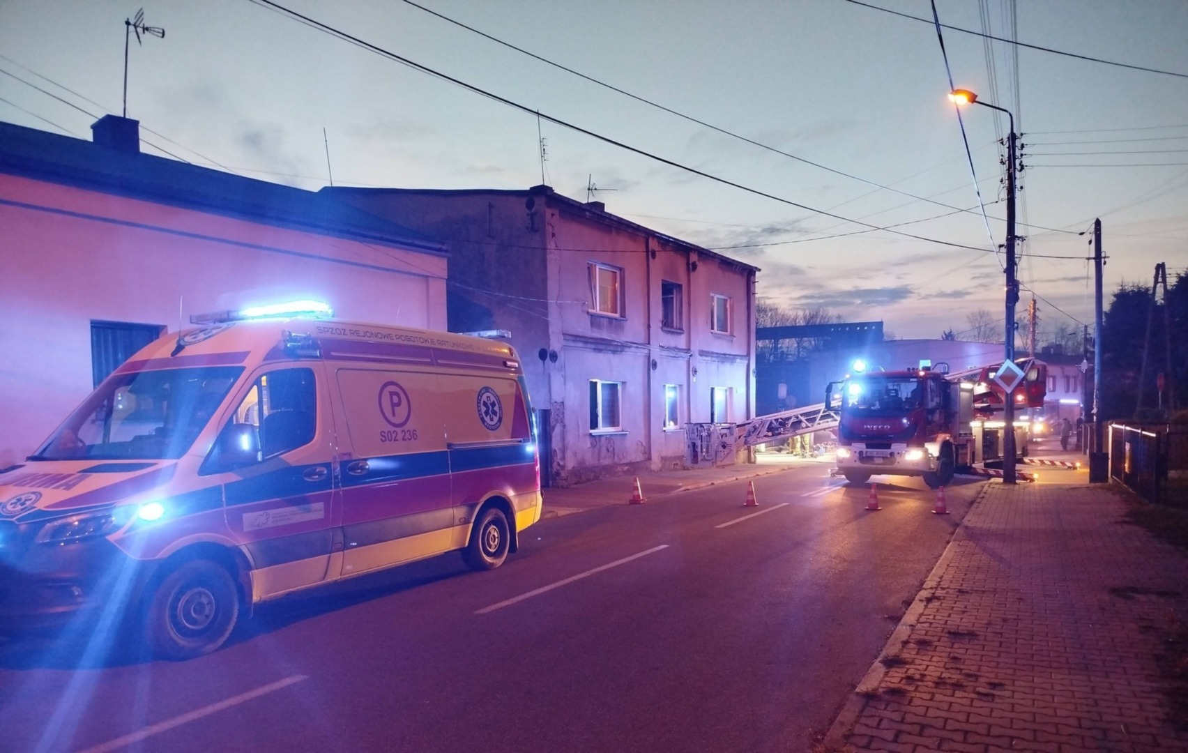 Będzin-Grodziec. Pożar przy ul. Stanisława Kempy 22. 18 grudnia 2025.