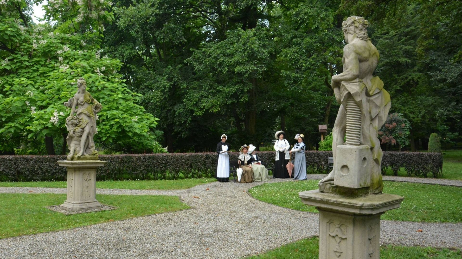 Bachus i Flora - rzeźby XVIII-wieczne rzeźby z przypałacowego parku w Będzinie – będą odnowione