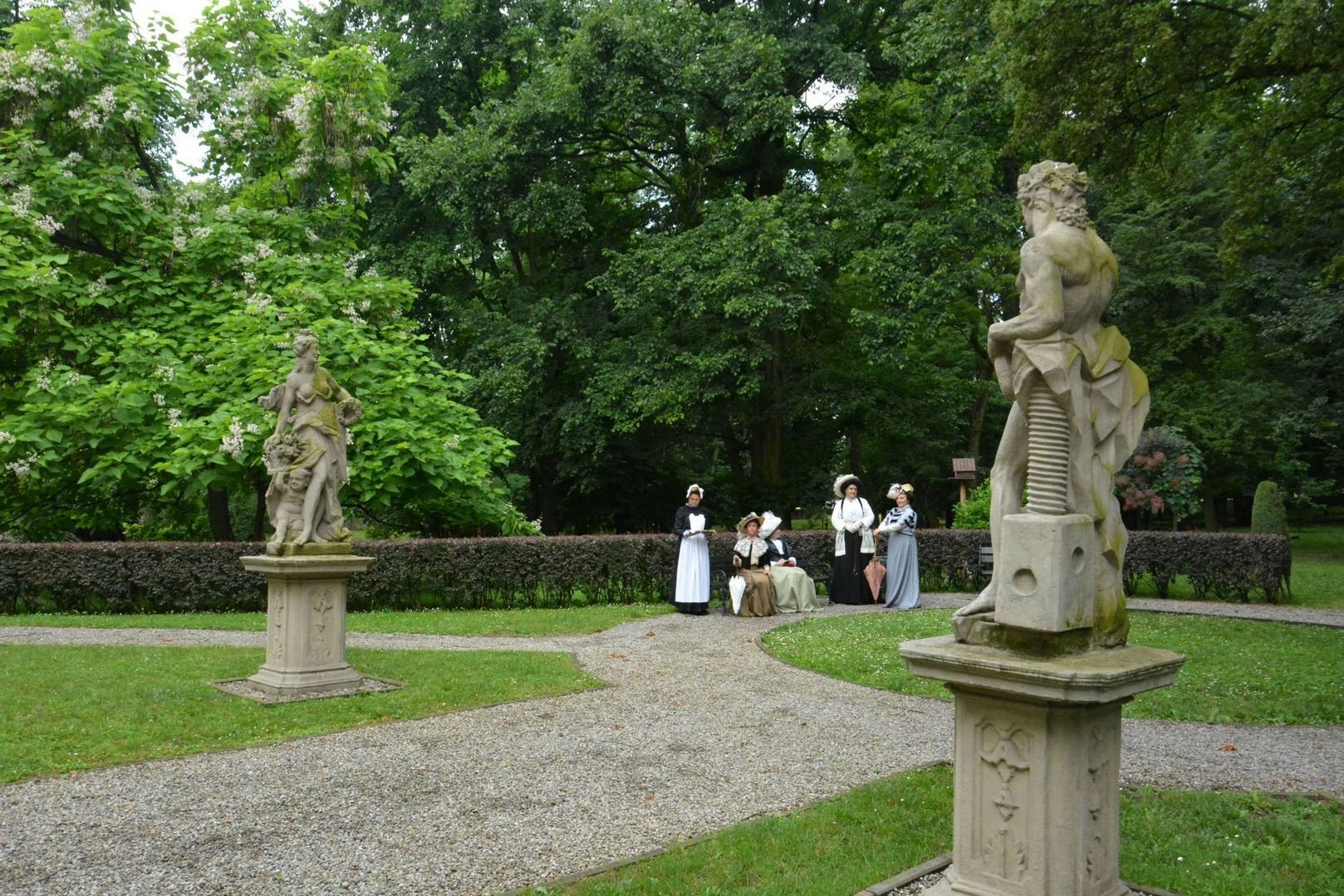 Będzin. Pałac Mieroszewskich – rzeźby Bachusa i Flory w parku.