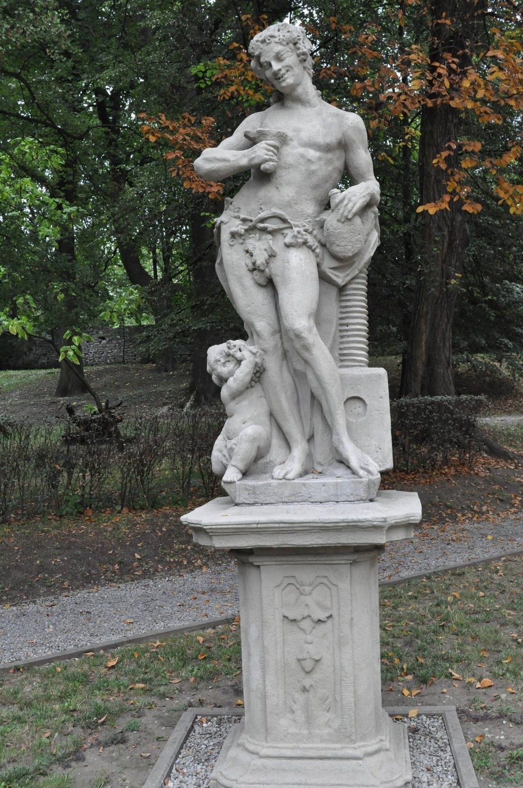 Będzin. Pałac Mieroszewskich – rzeźba Bachusa w parku.